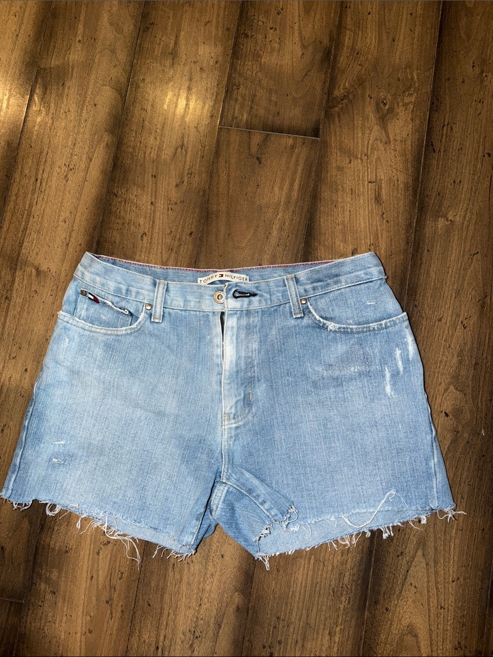 🩵100 PERCENT COTTON 🩵

Tommy Hilfiger Distressed Denim Shorts 
SIZE 6
